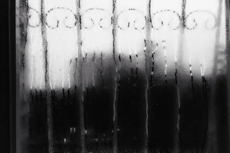 Your Bathroom Is Trying to Tell You Something: Decoding the Moisture Clues on Your Mirror and Walls